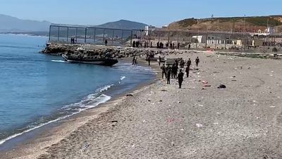 Una lancha de la Guardia Civil intercepta a inmigrantes que tratan de llegar a Ceuta