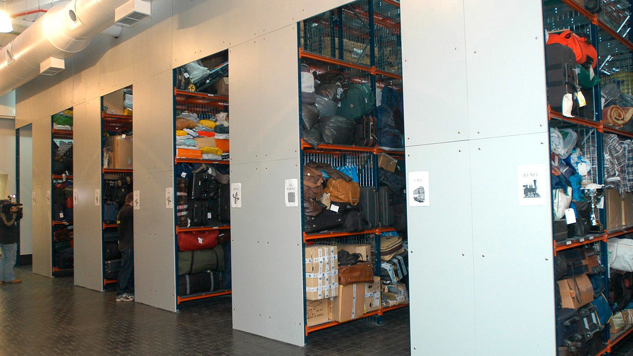 Una cortadora de azulejos, dentaduras postizas...'tesoros' de la Oficina de Objetos perdidos de Madrid