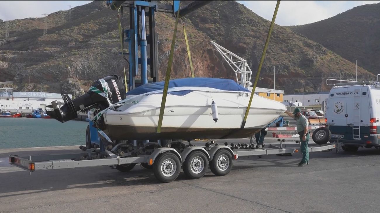 La Guardia Civil vuelve a inspeccionar la lancha y el coche  del padre de las niñas desaparecidas en Tenerife