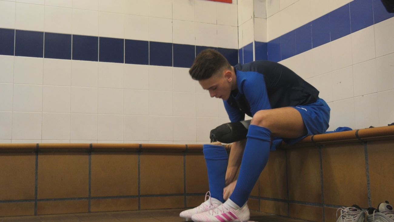 Javier Mejorada juega al fútbol con una prótesis en la pierna