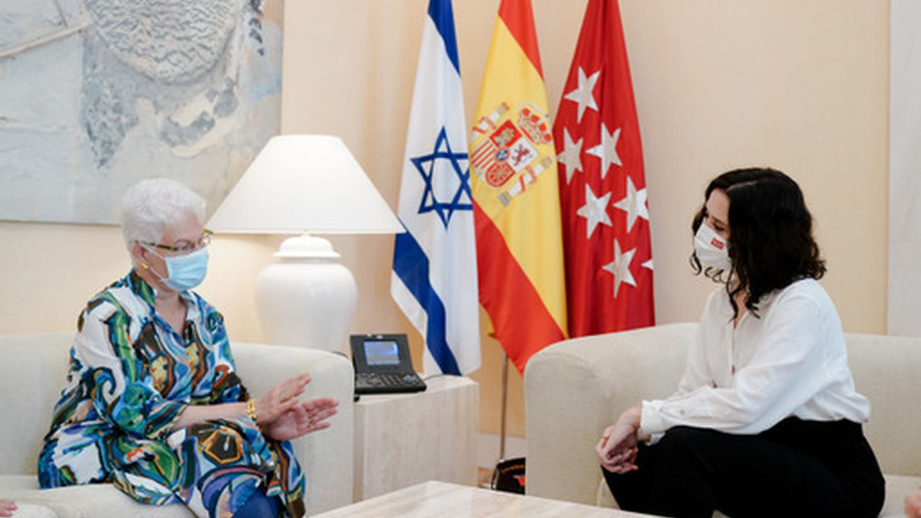 La presidenta regional en funciones, Isabel Díaz Ayuso con la embajadora de Israel, Rodica  Radian-Gordon