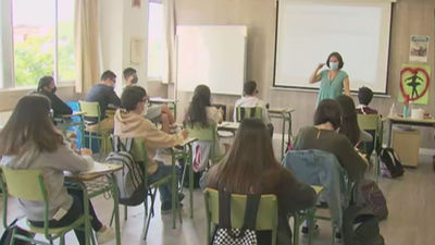 Madrid contratará a unos 3.000 profesores para el curso 2021-2022