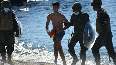 Marruecos impide que una decena de personas entren a nado en Ceuta