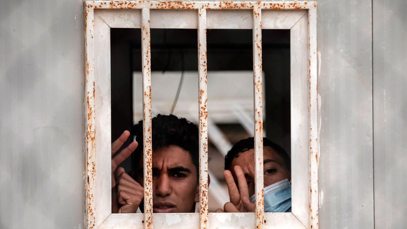 Menores en el interior del albergue de Piniers, en Ceuta