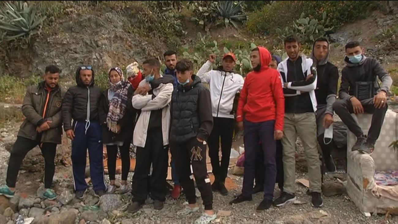 Sin comida y rodeados de piedras, así es el acantilado donde vive un grupo de inmigrantes en Ceuta