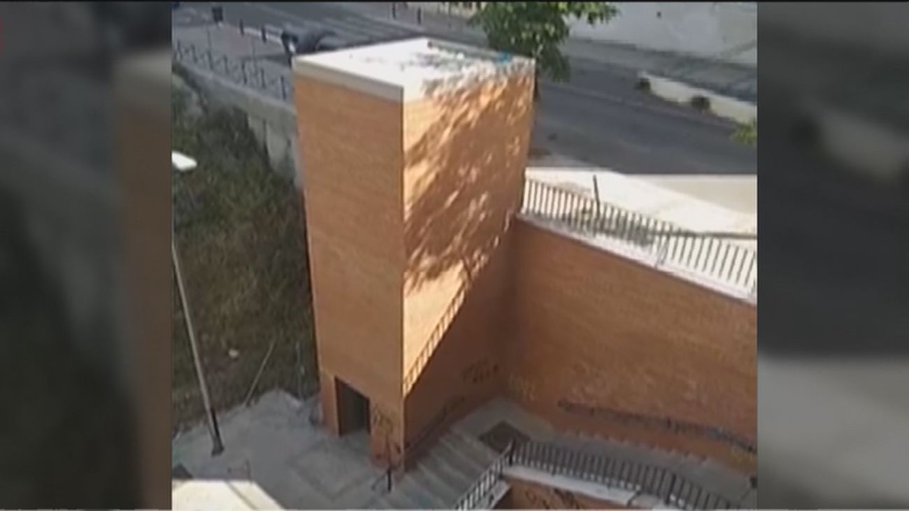 Vecinos de Tetuán denuncian que el ascensor lleva cuatro años sin funcionar: “¿Por qué lo hicieron con nuestros impuestos?”