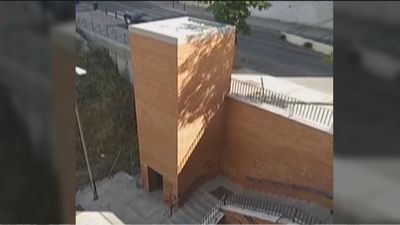 Vecinos de Tetuán denuncian que el ascensor lleva cuatro años sin funcionar: “¿Por qué lo hicieron con nuestros impuestos?”