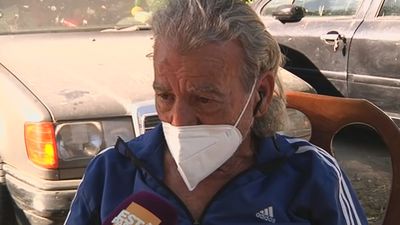 Yiyo, el hombre que vive en un coche en Villaverde, recibe un mensaje de su hija