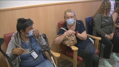 Primer día de vacunación masiva de las personas sin hogar en Madrid