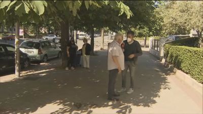 Un vecino de la calle de la Maestra Justa Freire tira sus cacas a la calle en bolsas