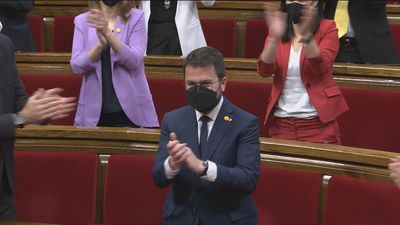 Aragonés, nuevo presidente de la Generalitat con el apoyo de Junts y la CUP, al grito de "Viva Cataluña libre"