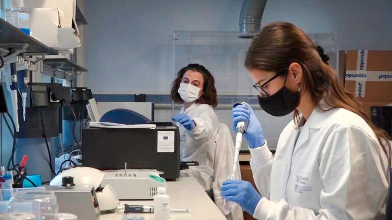 Investigadoras en un laboratorio científico