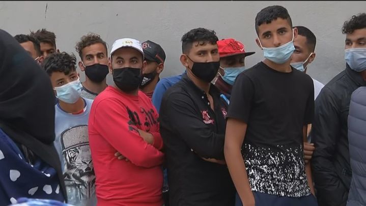 La frontera se abre cada dos horas y centenares de personas hacen cola para volver a sus hogares / Telemadrid