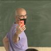 Nos colamos en una clase del profesor de filosofía que triunfa en TikTok dando clases en pijama y bailando