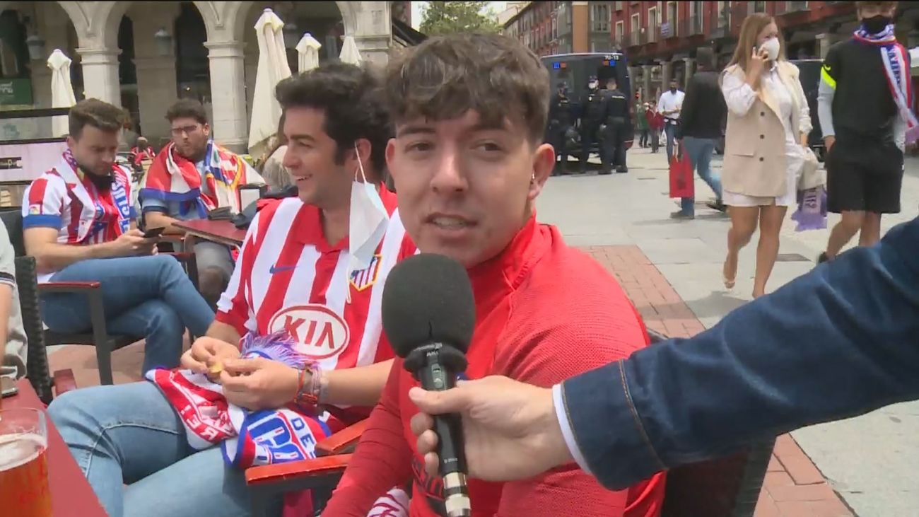 Cientos de atléticos toman Valladolid vigilados de cerca por la Policía