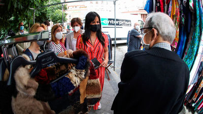 Los vendedores del Rastro sacan su inventario a la calle dos sábados al mes