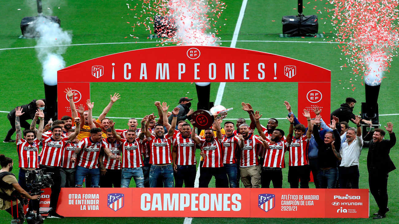 El Atlético de Madrid recibe la copa de campeón de la Liga 2020-21