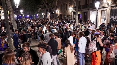 Desalojadas unas 4.000 personas en botellones y concentraciones en 31 puntos de Barcelona