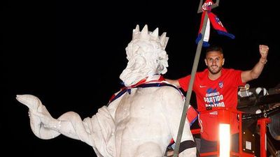Koke coronó Neptuno y alzó la Copa, el capitán de la fiesta rojiblanca