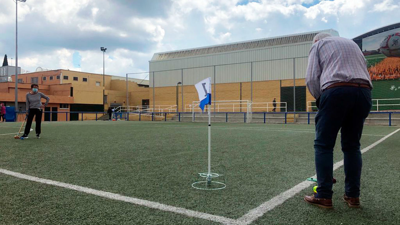 Ground golf, el nuevo deporte que está enamorando a los mayores de Galapagar