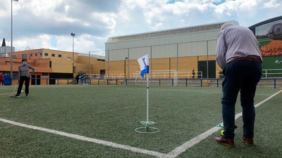 Ground golf, el nuevo deporte que está enamorando a los mayores de Galapagar