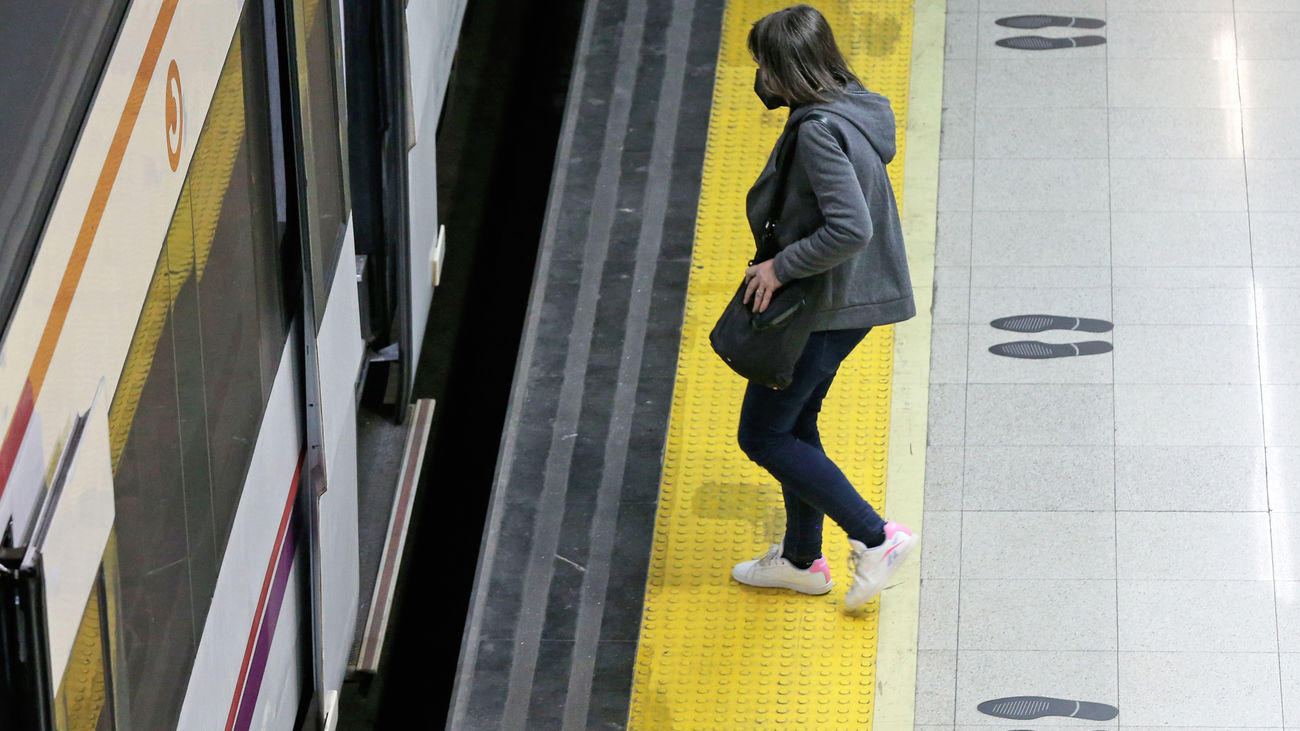 Una mujer coge un tren de Cercanías