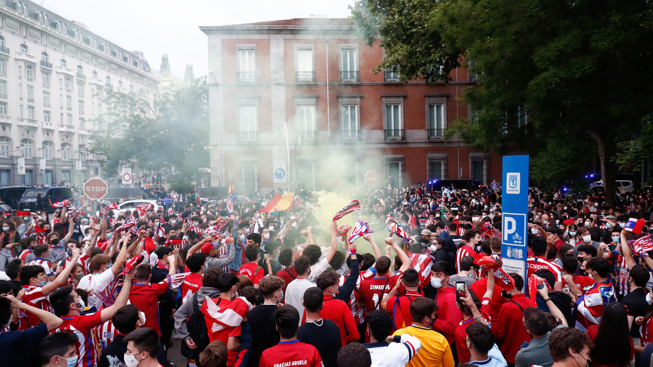 Aficionados del Atlético de Madrid celebrando el título de campeones de Liga