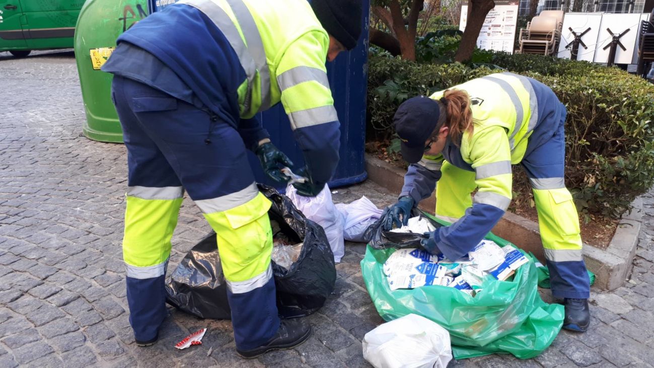 Un operario de limpieza encuentra 9.000 euros en una bolsa de basura en Granada
