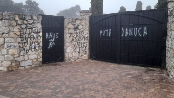 Pintadas aparecidas en el cementerio de Hoyo de Manzanares en diciembre de 2020 / RADIO JAI