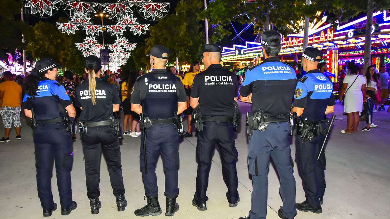 Policías de Torrejón de Ardoz patrullan durante las últimas fiestas populares de 2019