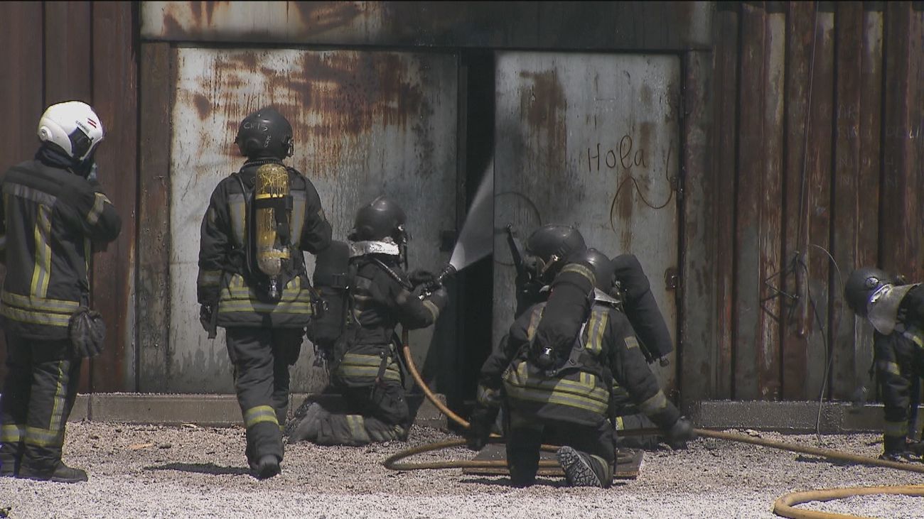 Aspirantes a bomberos en Madrid realizan su curso de graduación en Brunete
