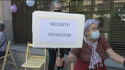 Mayores de Carabanchel piden con una 'sentada' que se abran sus centros de actividades