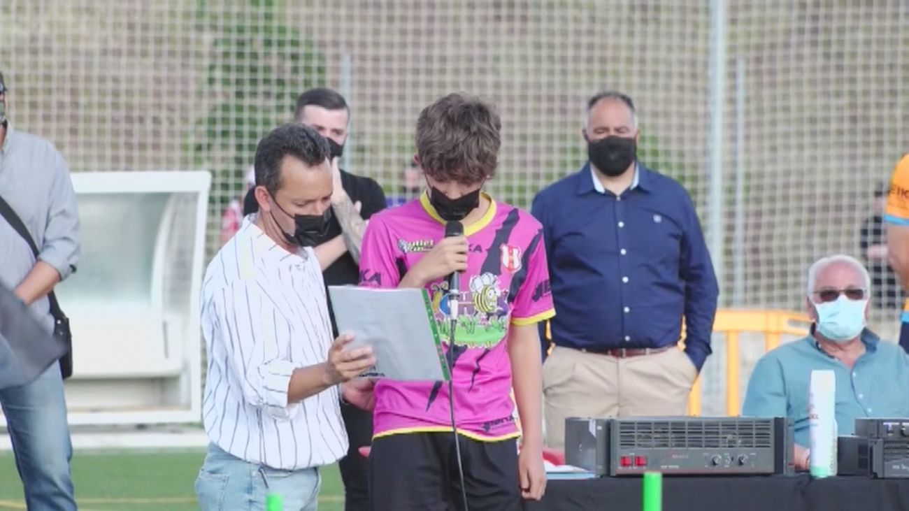 El emotivo homenaje del Fairplay Parla a Saúl, el niño fallecido el sábado en la celebración del Atlético