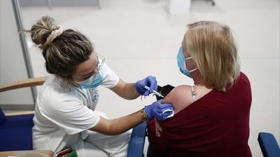 Los españoles con bajos ingresos y los jóvenes, los más reacios a vacunarse