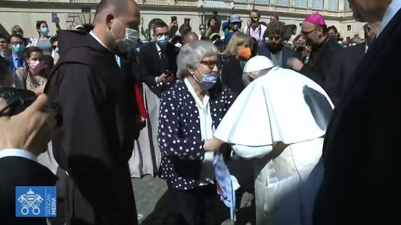 El beso del Papa al brazo tatuado de una superviviente de un campo nazi, una de las imágenes de este 26 de mayo