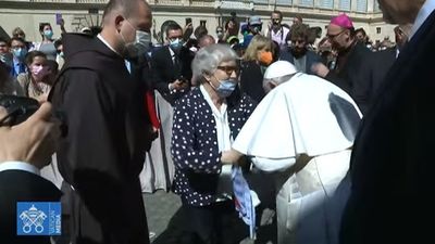 El beso del Papa al brazo tatuado de una superviviente de un campo nazi, una de las imágenes de este 26 de mayo