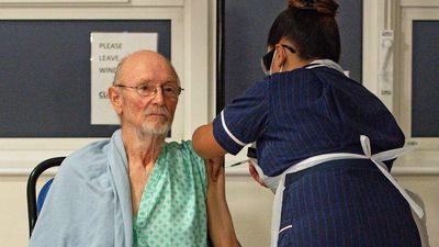 Muere William Shakespeare, el primer hombre del mundo que recibió una vacuna contra el coronavirus