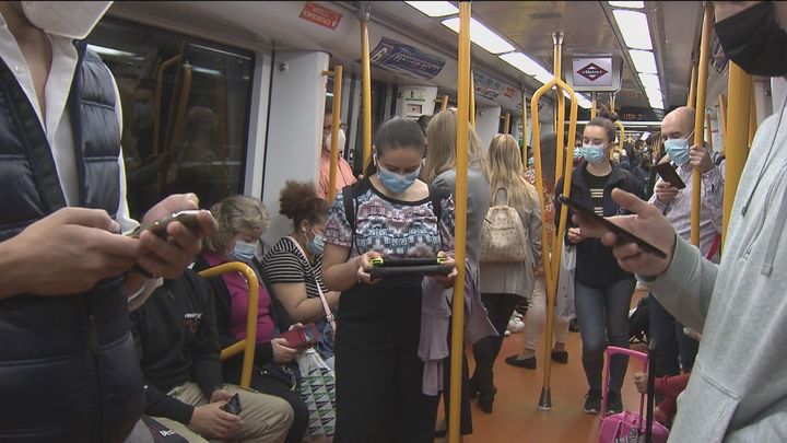 La relajación del teletrabajo trae más viajeros en el transporte público de Madrid y más atascos