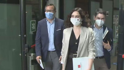 Ayuso recoge sus credenciales en la Asamblea y critica al Gobierno que intenta "devolver favores" con indultos