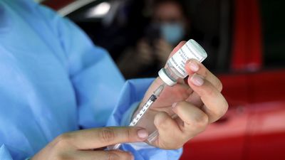 AstraZeneca se impone a Pfizer entre los madrileños convocados para recibir la segunda dosis