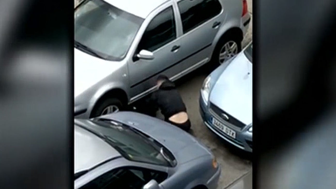Un ladrón roba un catalizador de un coche
