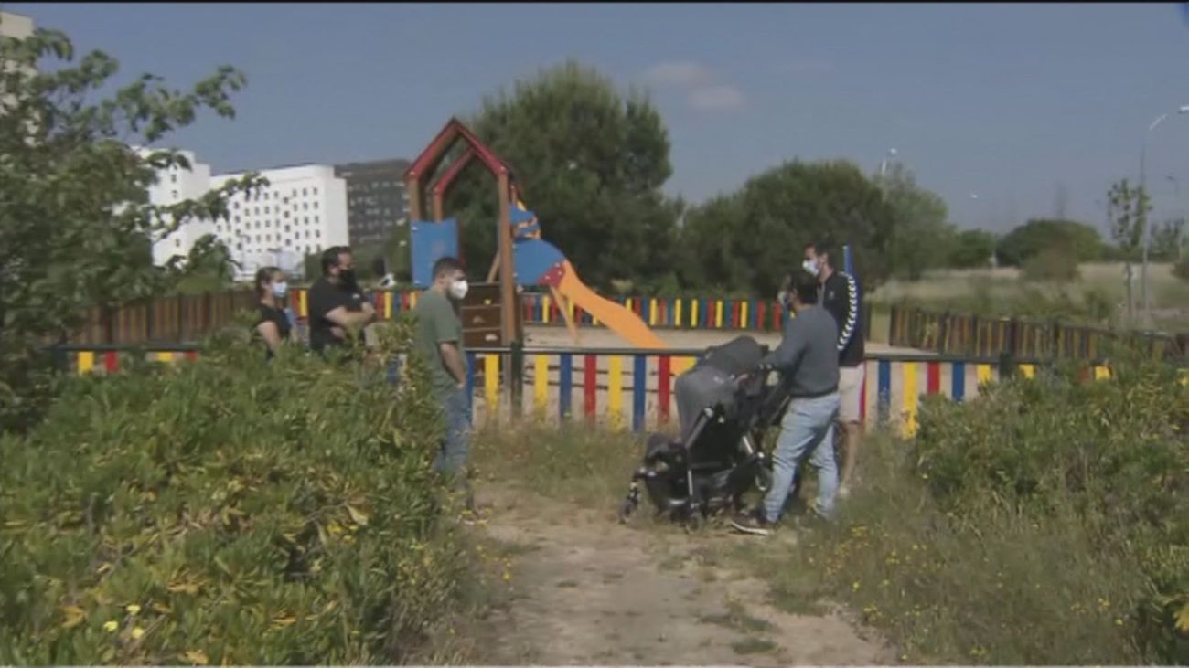 Denuncian el abandono de un parque en Butarque, en Villaverde, con hierbajos hasta en los bancos