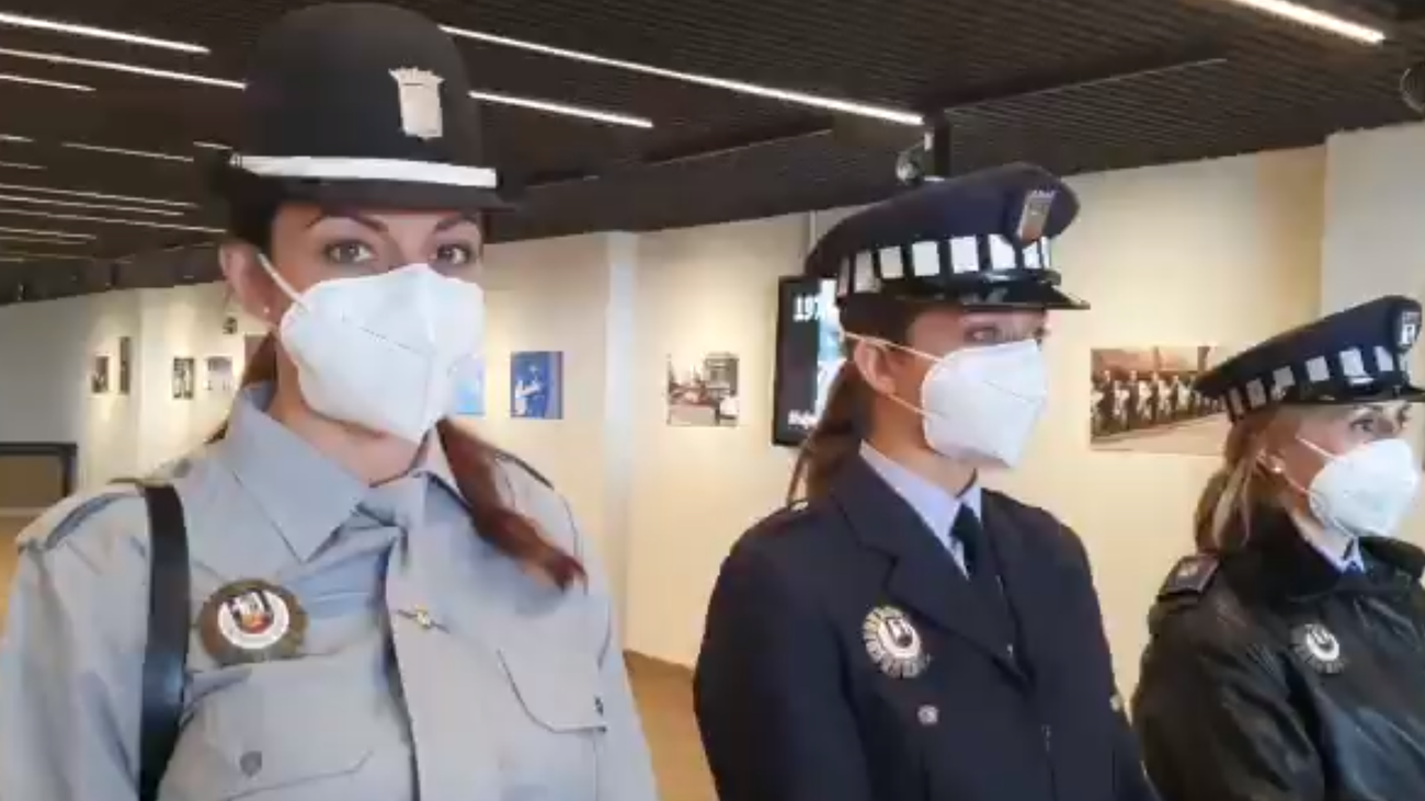 Algunos de los uniformes históricos de las agentes de Policía Municipal de Madrid