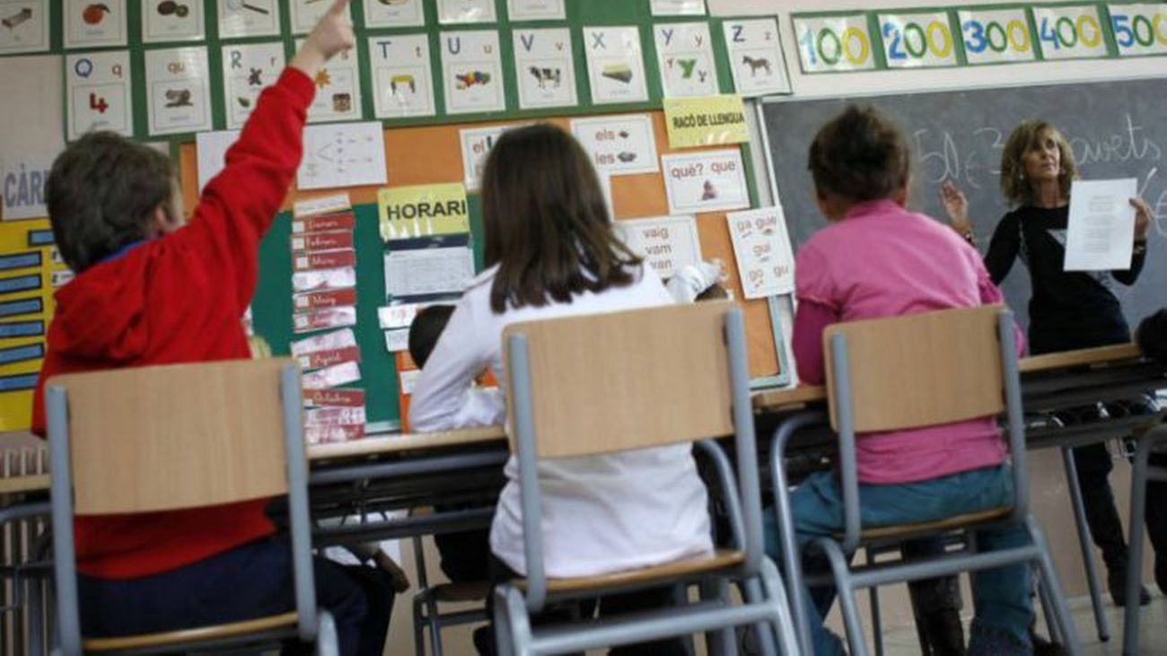 Himno y bandera de España en las aulas de Murcia