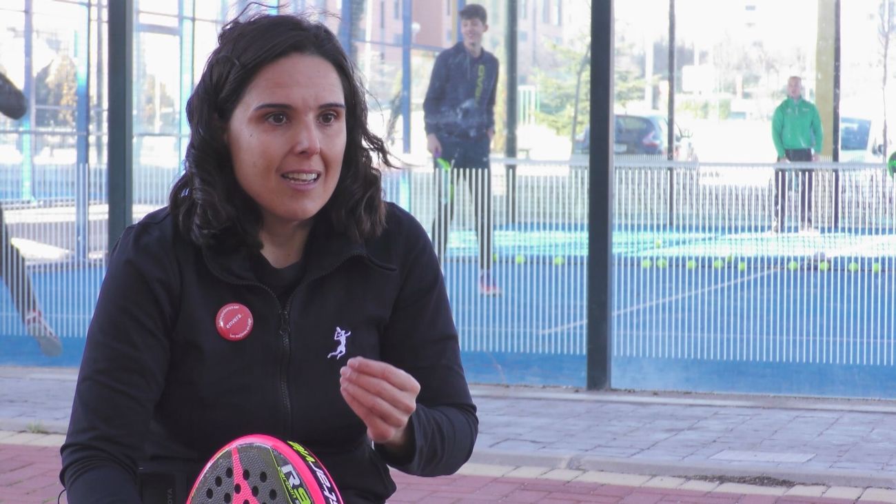 Patricia García dirige una escuela de pádel adaptado en Colmenar Viejo