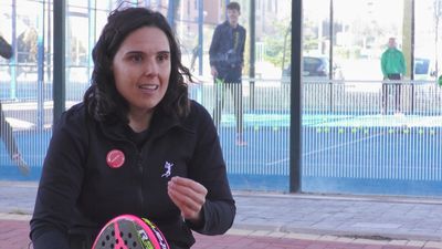 Patricia García dirige una escuela de pádel adaptado en Colmenar Viejo