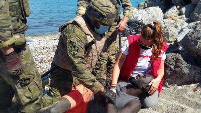 Piden la medalla de Móstoles para la joven que consoló a un migrante llegado a Ceuta