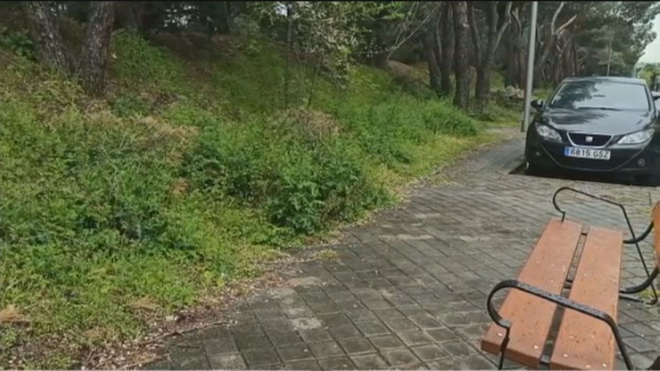 Mayores del Parque Aravaca no tienen donde sentarse: “Cuidamos a los niños de cara a la pared”