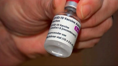 La EMA incluye una rara enfermedad de médula espinal como efecto secundario de AstraZeneca y Janssen