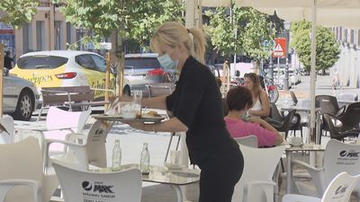Los refuerzos de verano en la hostelería hacen bajar la cifra de madrileños en ERTE